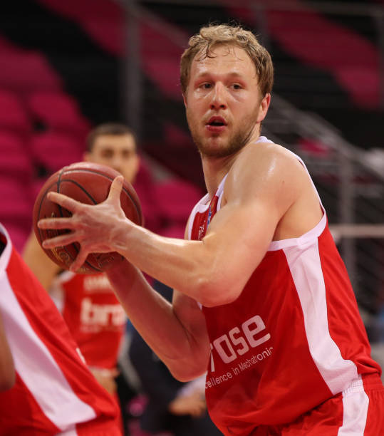 反倒在场上 反倒在场上